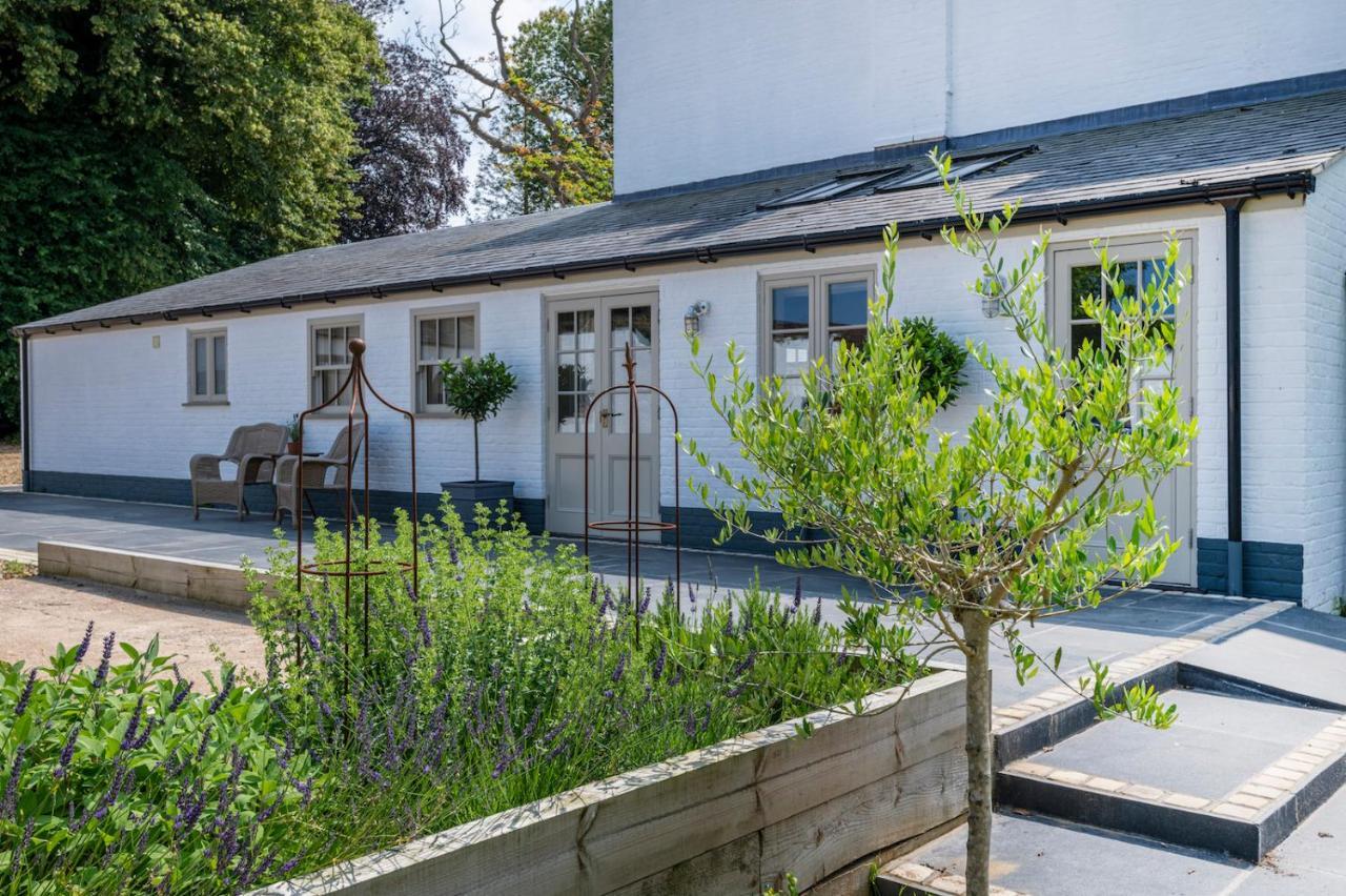 The Shepherds Huts & The Well Lodge At Ormesby Manor Ormesby Saint Michael Екстер'єр фото