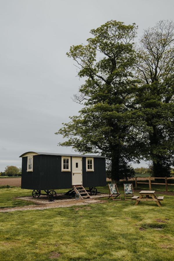 The Shepherds Huts & The Well Lodge At Ormesby Manor Ormesby Saint Michael Екстер'єр фото