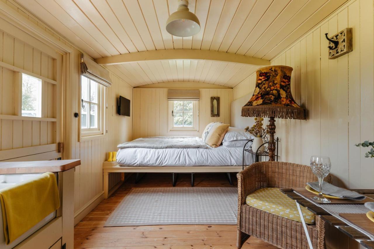 The Shepherds Huts & The Well Lodge At Ormesby Manor Ormesby Saint Michael Екстер'єр фото