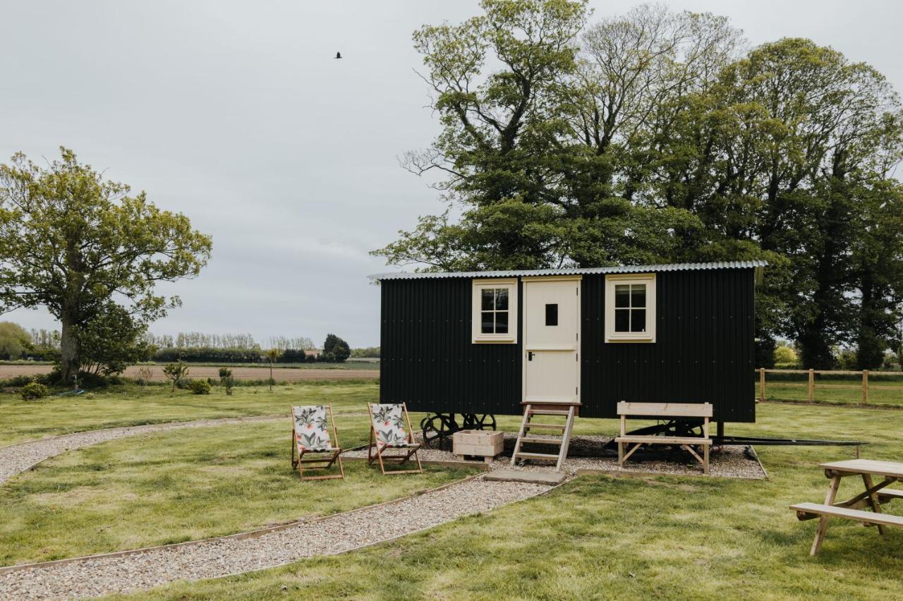The Shepherds Huts & The Well Lodge At Ormesby Manor Ormesby Saint Michael Екстер'єр фото