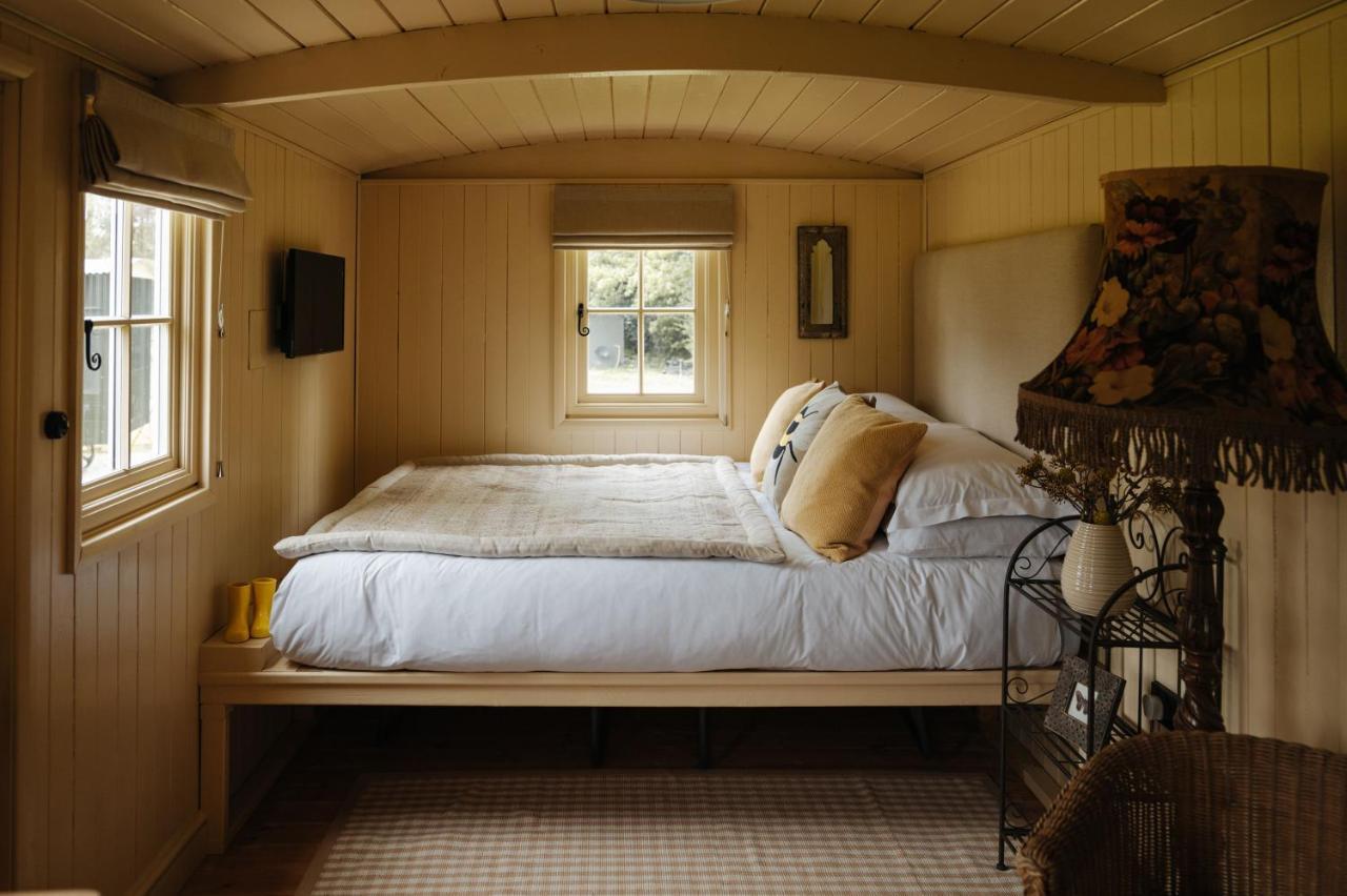 The Shepherds Huts & The Well Lodge At Ormesby Manor Ormesby Saint Michael Екстер'єр фото