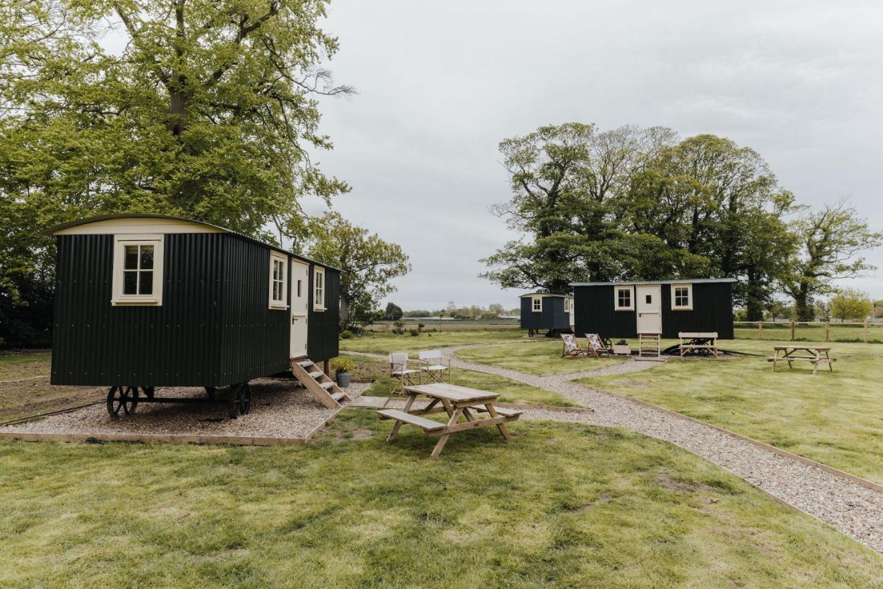 The Shepherds Huts & The Well Lodge At Ormesby Manor Ormesby Saint Michael Екстер'єр фото