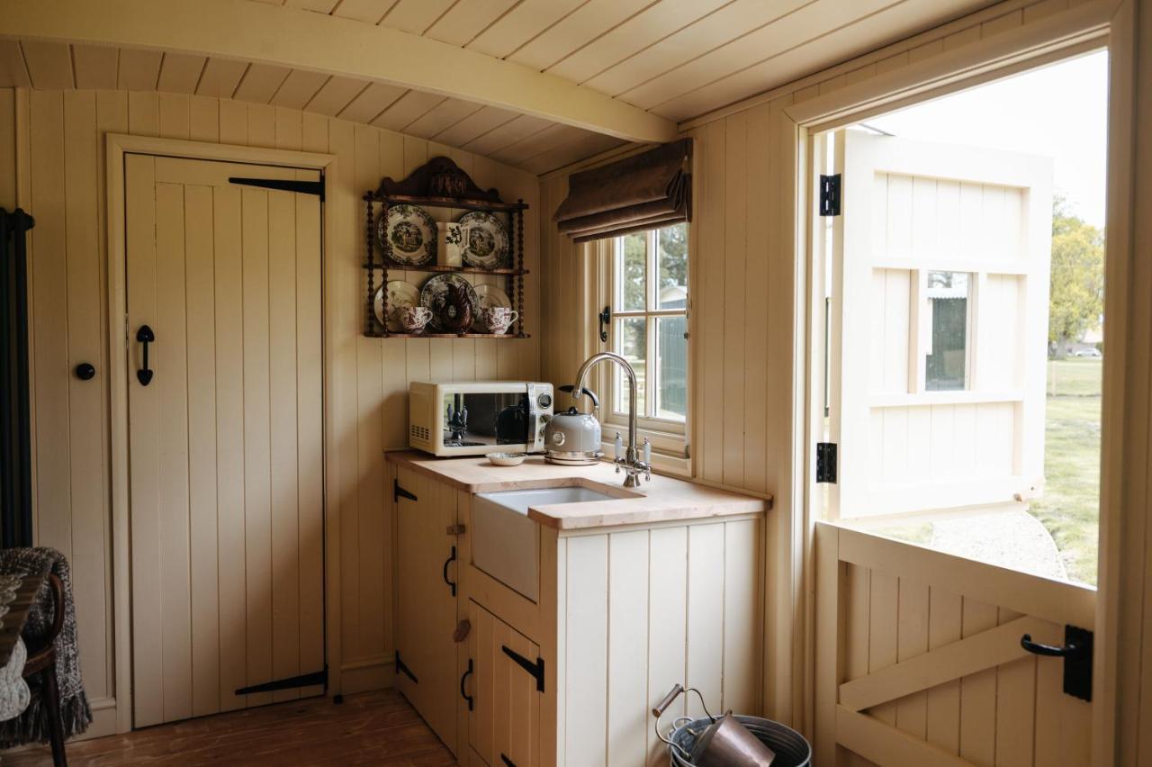 The Shepherds Huts & The Well Lodge At Ormesby Manor Ormesby Saint Michael Екстер'єр фото