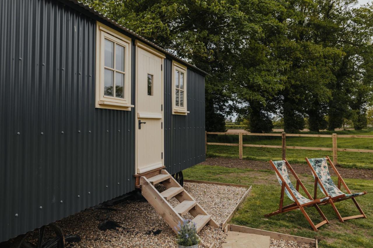 The Shepherds Huts & The Well Lodge At Ormesby Manor Ormesby Saint Michael Екстер'єр фото