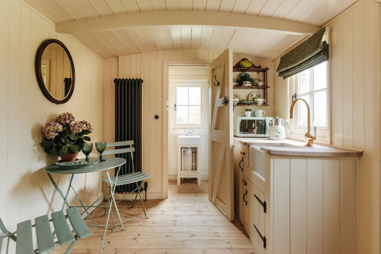 The Shepherds Huts & The Well Lodge At Ormesby Manor Ormesby Saint Michael Екстер'єр фото